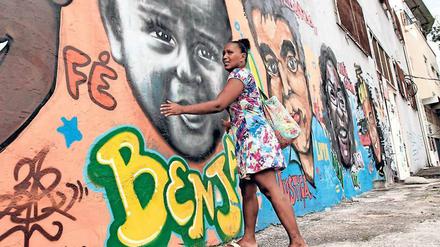Die Verlorenen. Paloma Novae vor einem Bild ihres getöteten Sohnes. Die Graffiti zeigen Opfer von Querschlägern.