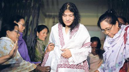 Lichtgestalt. Als Irom Sharmila aus einem Gefängniskrankenhaus in Manipur entlassen wird, begrüßen ihre Unterstützer sie ehrfürchtig.