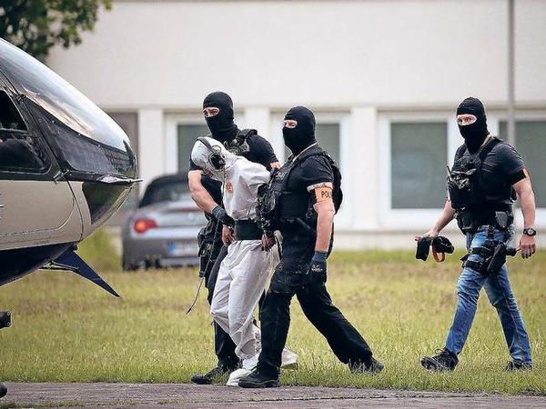 Schwer bewaffnete Beamte der Bundespolizei überführen den Verdächtigen Ali B. in ein Gefängnis in Frankfurt.