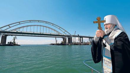 Wenn Gott will. Den Segen eines orthodoxen Priesters hat die Brücke.