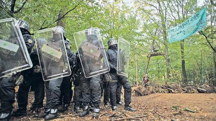 Rund 3500 Polizisten sind am Donnerstag im Hambacher Forst und darum herum im Einsatz.