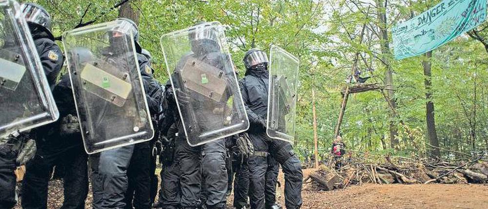 Rund 3500 Polizisten sind am Donnerstag im Hambacher Forst und darum herum im Einsatz.