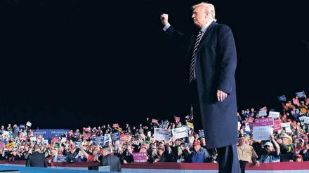 Ungebrochen: Der Jubel seiner Anhänger bestärkt US-Präsident Donald Trump auf seinem Weg. 