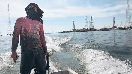 Früher sicherte das Öl vom schwarz gefärbten Maracaibo-See Existenzen. Heute gelangt es nicht mehr durch die maroden Pipelines.
