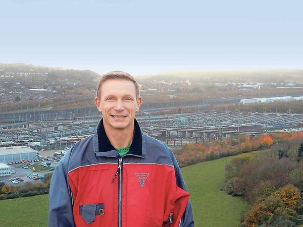 Nigel Gilbert ist Mitglied im Dover and Folkestone Hang Gliding Club. 