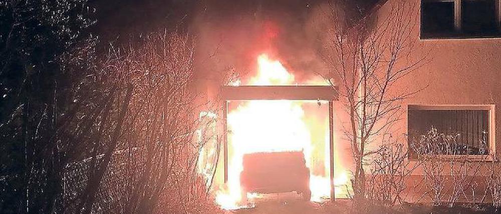 Flammen am Haus. Auch das Auto des Neuköllner Linken-Politikers Ferat Ali Kocak wurde in der Nacht zum 1. Februar angezündet.