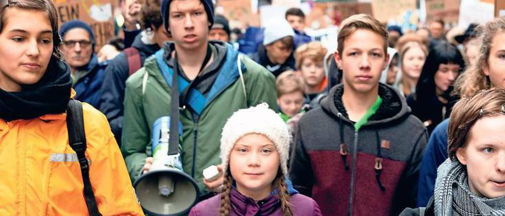 In Bewegung. Sie mobilisiert tausende Schüler. Bei Greta Thunbergs erstem Auftritt in Deutschland mussten die Hamburger Veranstalter umplanen, damit alle Demonstranten Platz finden.