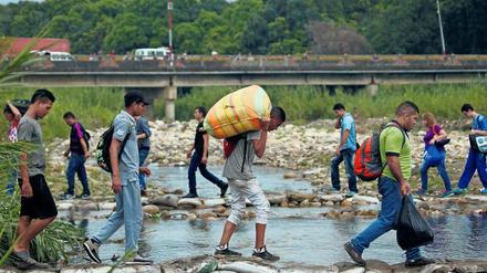 Täglich überqueren Tausende Verzweifelte mit Koffern und Tüten in der Hand den Fluss Tachira in Richtung Kolumbien.