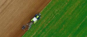 Durchgepflügt. In vielen Regionen Ostdeutschlands haben die Anteile von Großinvestoren am Bauernland in den vergangenen Jahren deutlich zugenommen, der Hektarpreis hat sich vervielfacht.
