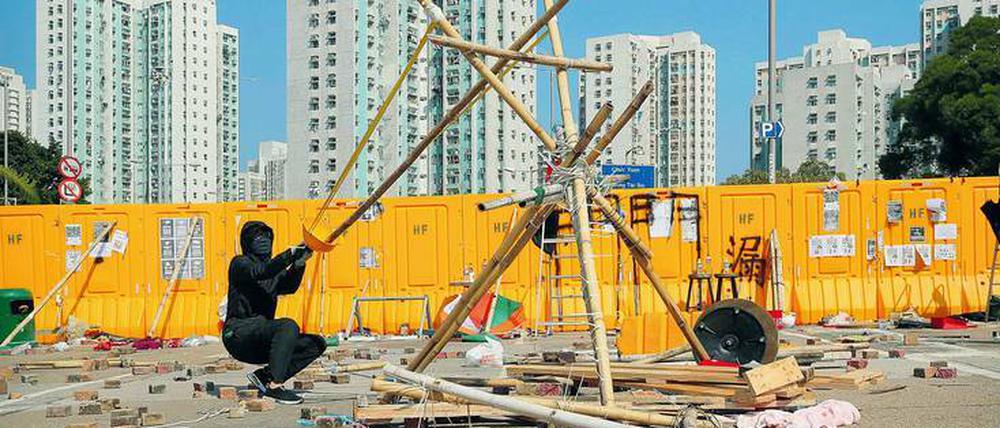 In der Nähe der Baptist University in Hongkong testet ein Demonstrant ein selbst gebautes Katapult.