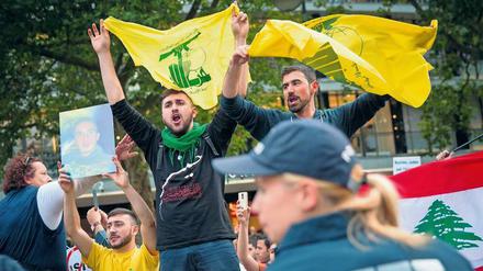 Flagge zeigen. Beim Al-Quds-Marsch in Berlin, hier im Jahr 2015, bekennen Demonstranten immer wieder ihre Verbundenheit mit der Hisbollah.