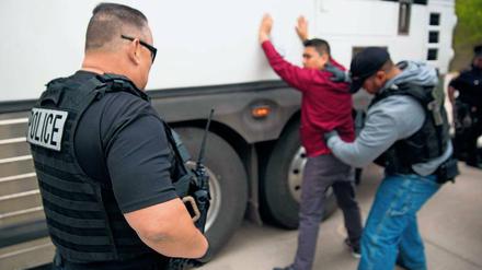 Mit groß angelegten Durchsuchungen wie hier in Texas will die US-Regierung illegale Einwanderer aufspüren.