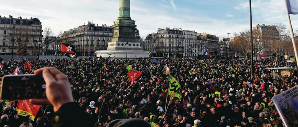 In Marsch. Gewerkschaften machen seit Wochen gegen die Rentenpläne von Emmanuel Macron mobil – doch wie lang die Streikenden noch durchhalten können, ist ungewiss. 
