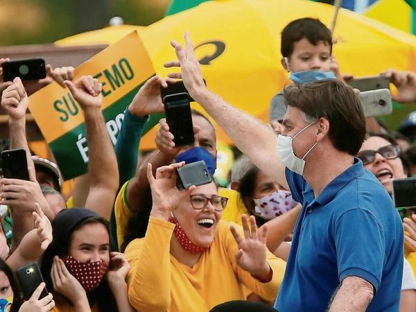 Wertvoller als das Leben sei die Freiheit, sagt Jair Bolsonaro. Seine Fans ignorieren Abstandsregeln, verbreiten Verschwörungstheorien.