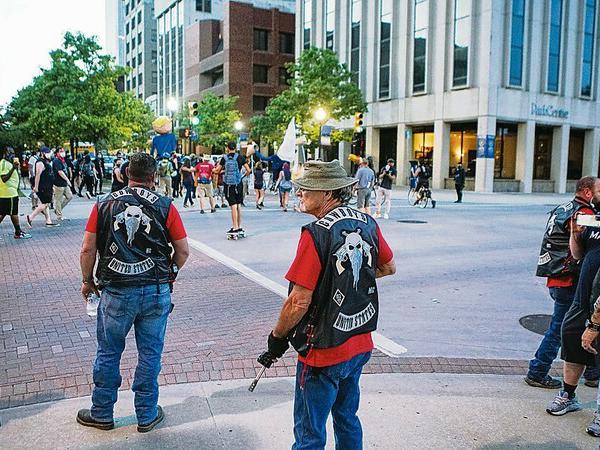 Unter Waffen. Trump-Anhänger beobachten eine Anti-Rassismus-Demonstration in Tulsa.