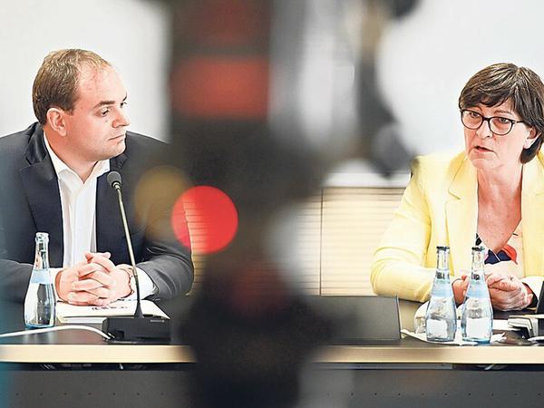 Ernste Fragen. Florian Kling mit SPD-Chefin Saskia Esken nach einem Besuch beim KSK in Calw.