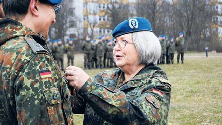 Ungebeugt. Weibliche Formen der Ränge gibt es in der Bundeswehr nicht. Erika Franke wird angesprochen als Frau Generalstabsarzt. 