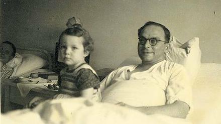 Petra Hörig als kleines Kind mit ihrem Vater im Sanatorium . Foto: privat