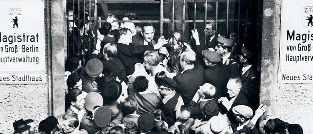 Sturm aufs Stadthaus. Die Sprengung der Stadtverordnetensitzung am 6.9. 1948 durch hinbefohlene „Werktätige“ war einer der Auslöser für die Gründung des West-Berliner Presseverbandes.