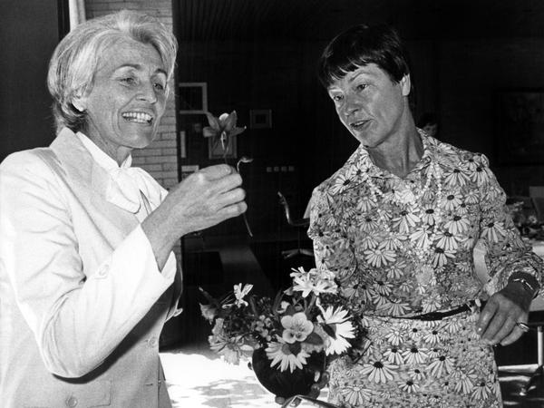 1977 in Bonn. Die Frau des Bundeskanzlers, Hannelore "Loki" Schmidt (r) plaudert mit der FDP-Politikerin Hildegard Hamm-Brücher. 