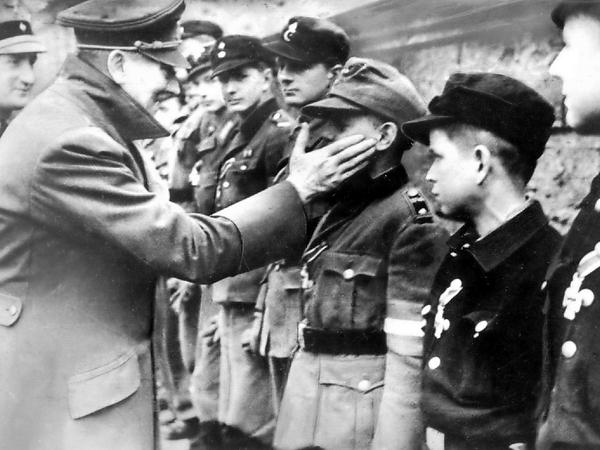 Noch bis kurz vor Kriegsende hielten die Nazis ihre Propaganda aufrecht, von der sich so viele verführen ließen. Dieses Bild ist eines der letzten, die von Adolf Hitler gemacht wurden.