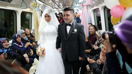 Hochzeit in der U-Bahn - das geht gar nicht mehr. Ein Bild aus Istanbul aus dem Jahr 2016. 