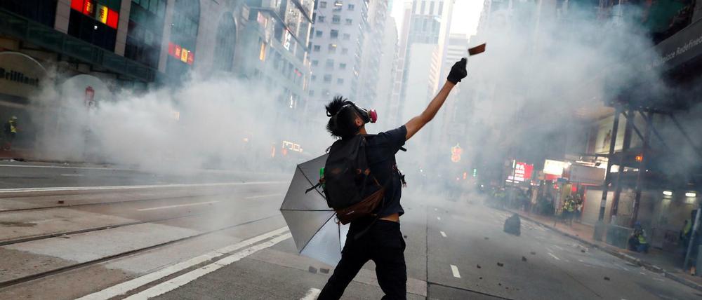 Ein Demonstrant im Tränengasnebel.