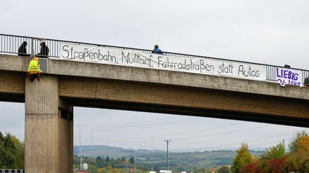 Mehrere Aktivisten seilten sich am Morgen von der Autobahnbrücke über die A3 bei Idstein ab.