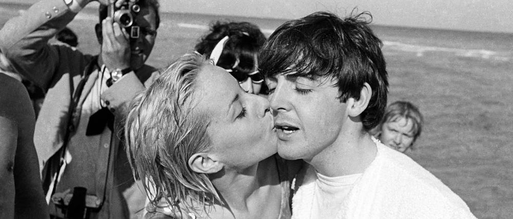 Küsse von einer Fremden – das war Paul McCartney schon 1964 augenscheinlich zu viel der Nähe. In der Corona-Pandemie raten britische Mediziner ganz offiziell davon ab.