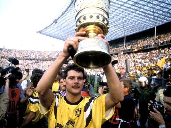 „Held von Berlin“. Norbert Dickel jubelt 1989 im Berliner Olympia mit dem DFB-Pokal.