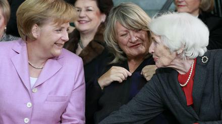 Hildegard Hamm-Brücher mit Angela Merkel und Alice Schwarzer 2009 im Kanzleramt anlässlich des Jubiläums "90 Jahre Frauenwahlrecht".