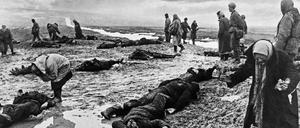 Das Grauen des Krieges. Ein Leichenfeld nach der Schlacht auf der Halbinsel Kertsch (Krim) im Jahr 1942.