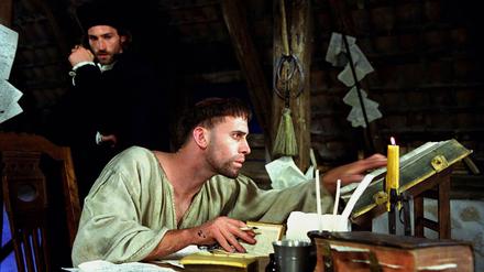 Der Mann im Hintergrund. Spalatin (hier in Eric Tills "Luther" aus dem Jahr 2003 gespielt von Benjamin Sadler) steuerte Luther durch die Reformation.