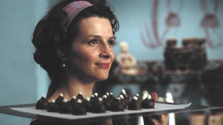 Verführerisch. In "Chocolat" weckt eine Zuckerbäckerin (Juliette Binoche) mit ihren Pralinen die Sehnsüchte der Kundschaft.