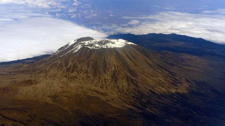 Der Kilimandscharo ragt wie ein klotziger Wichtigtuer in der weiten Steppe heraus.