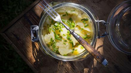 Den traditionellen Kartoffelsalat kann man auch mit Sahne, Senfmayonnaise und der Gravlax-Sauce zubereiten.