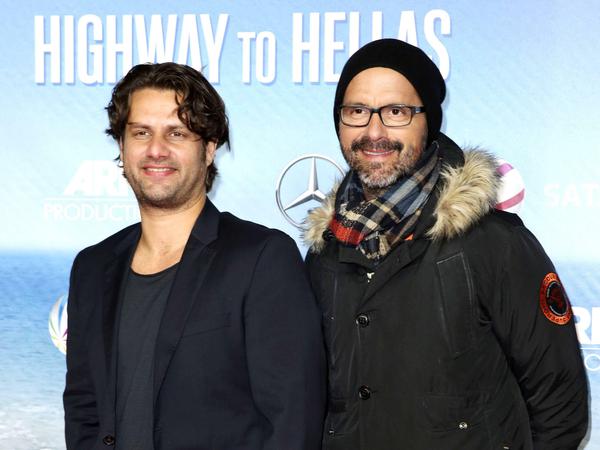 Bousdoukos mit dem Schauspieler Christoph Maria Herbst 2015 bei der Filmpremiere "Highway to Hellas" in der Berliner Kulturbrauerei.