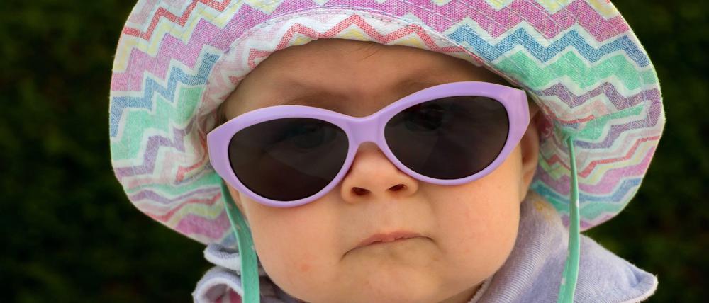 Cool bleiben. Hut, Sonnenbrille und luftige Kleidung schützen vor der UV-Strahlung.
