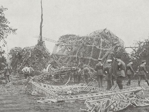 Das Wrack eines deutschen Zeppelins im englischen Essex während des Ersten Weltkriegs.
