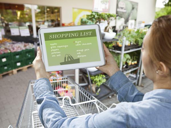 Im Supermarkt der Zukunft kann man via Tablet auf die Einkaufsliste oder die Kühlschrankkamera zu Hause zugreifen.