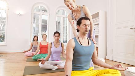 Ist Yoga ein Frauending? Manche Männer finden es befremdlich, sich von einer Frau Ansagen geben zu lassen.