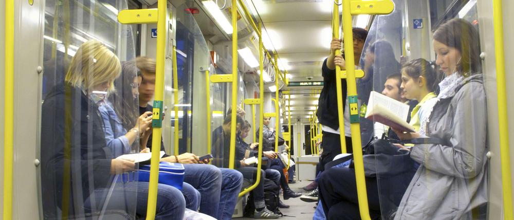 Tunnelblick. Auch während einer U-Bahn-Fahrt bleibt der Berliner lieber unbemerkt. 