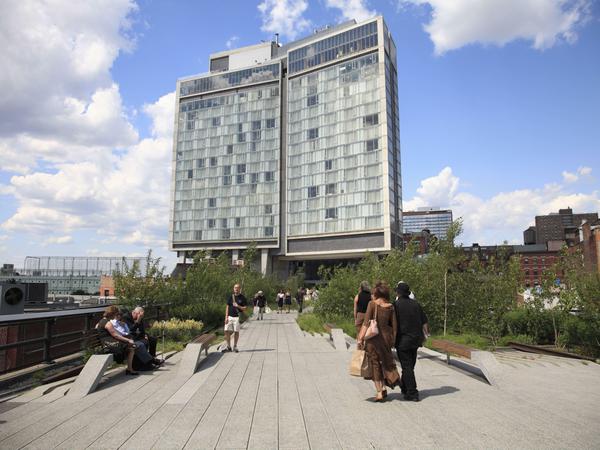 Das Hotel Standard über der New Yorker High Line von Ennead Architrects.