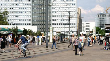 Großstadt-Hektik. In Richtung Hotel Indigo (rechts im Bild) gilt es, die sechsspurige Alexanderstraße lebend zu überqueren. 