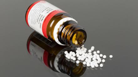 Streukügelchen als Heilmittel? Studien zeigen, dass die Wirkung von Homöopathika den Placeboeffekt nicht übersteigt.