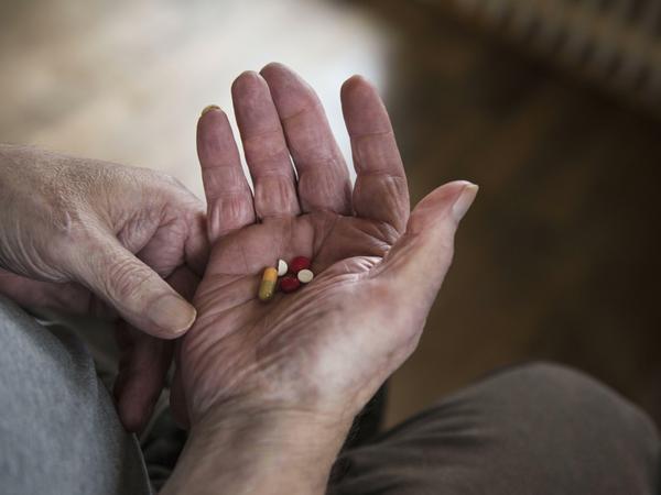 Der Palliativmedizin steht inzwischen eine ganze Palette an schmerzlindernden Medikamenten bereit.