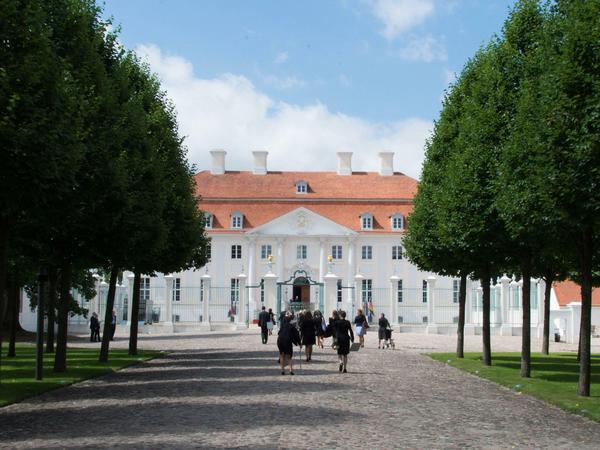 Im Juli fand auf Schloss Meseberg der traditionelle Jahresempfang für das Diplomatische Corps statt.