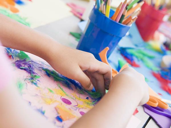 Mehr als Malen. Im Kunstunterricht lernen Kinder Kommunikation und Selbstvertrauen.