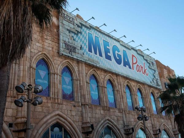 Der Feierkomplex „Mega-Park“ ist verrammelt, der Besitzer steht wegen Bestechung und Erpressung vor Gericht.