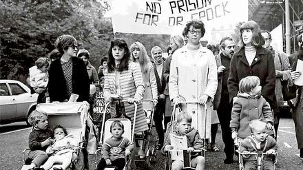 Dankbare Mütter (und Väter) demonstrierten gegen die Gefängnisstrafe, die Dr. Spock wegen seines Protests gegen den Vietnamkrieg drohte.